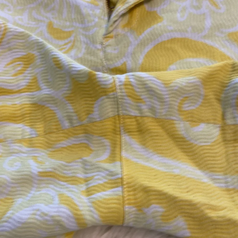 Lilly Pulitzer Women’s Shorts size 14 please see all photos color gold/white - Image 9