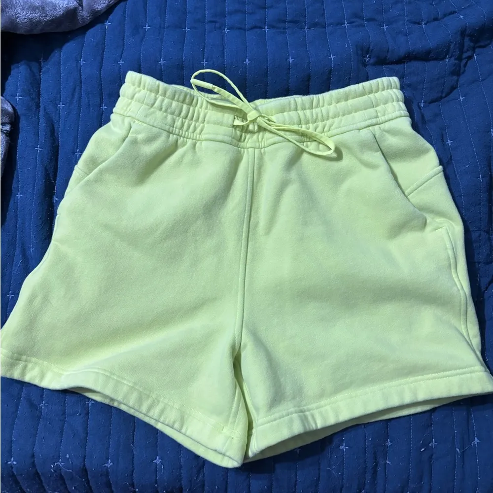 Lululemon Loungeful High-Rise Short 4" electric Lemon
Size 4 - Image 3