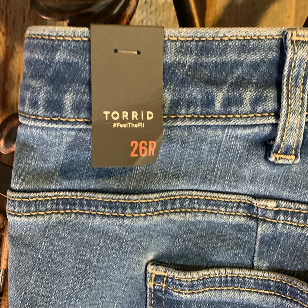 Torrid NWT  Bombshell Flare Premium Stretch Jeans Size 26R - Image 2