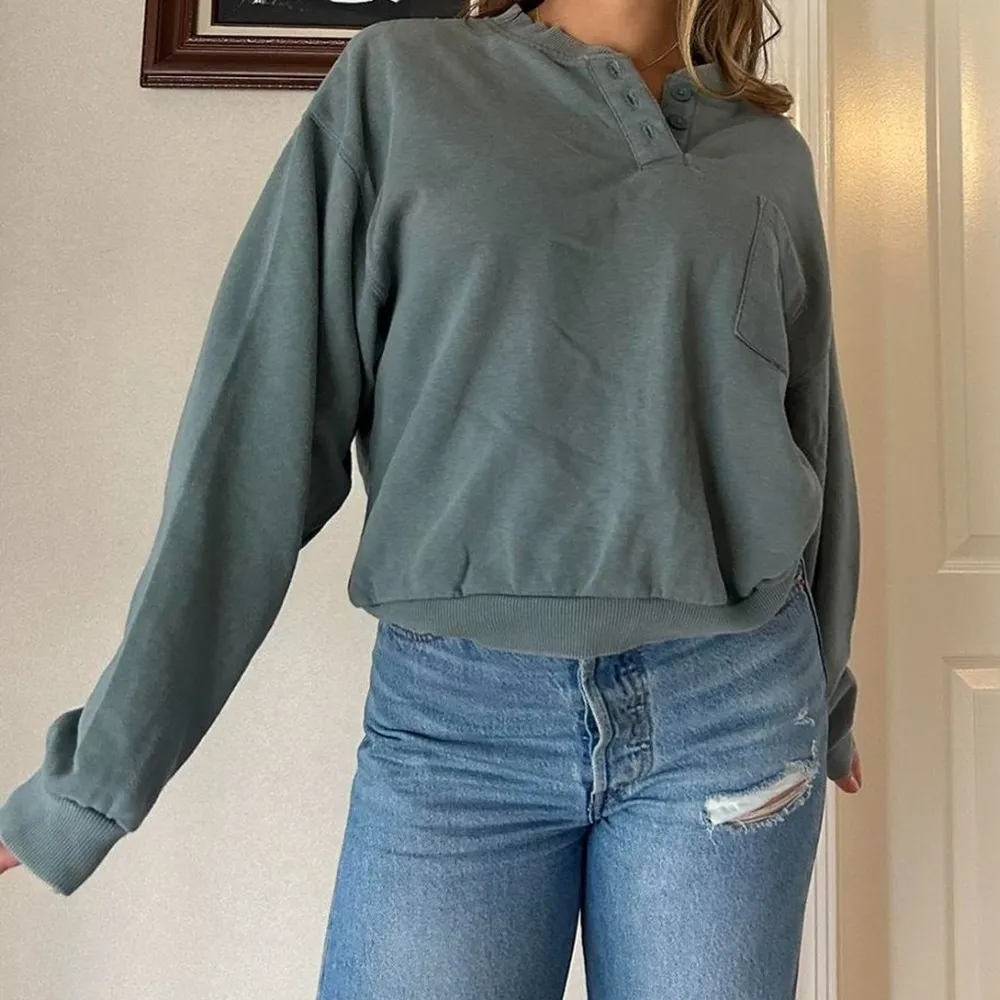 blueish green crop sweatshirt - Image 3
