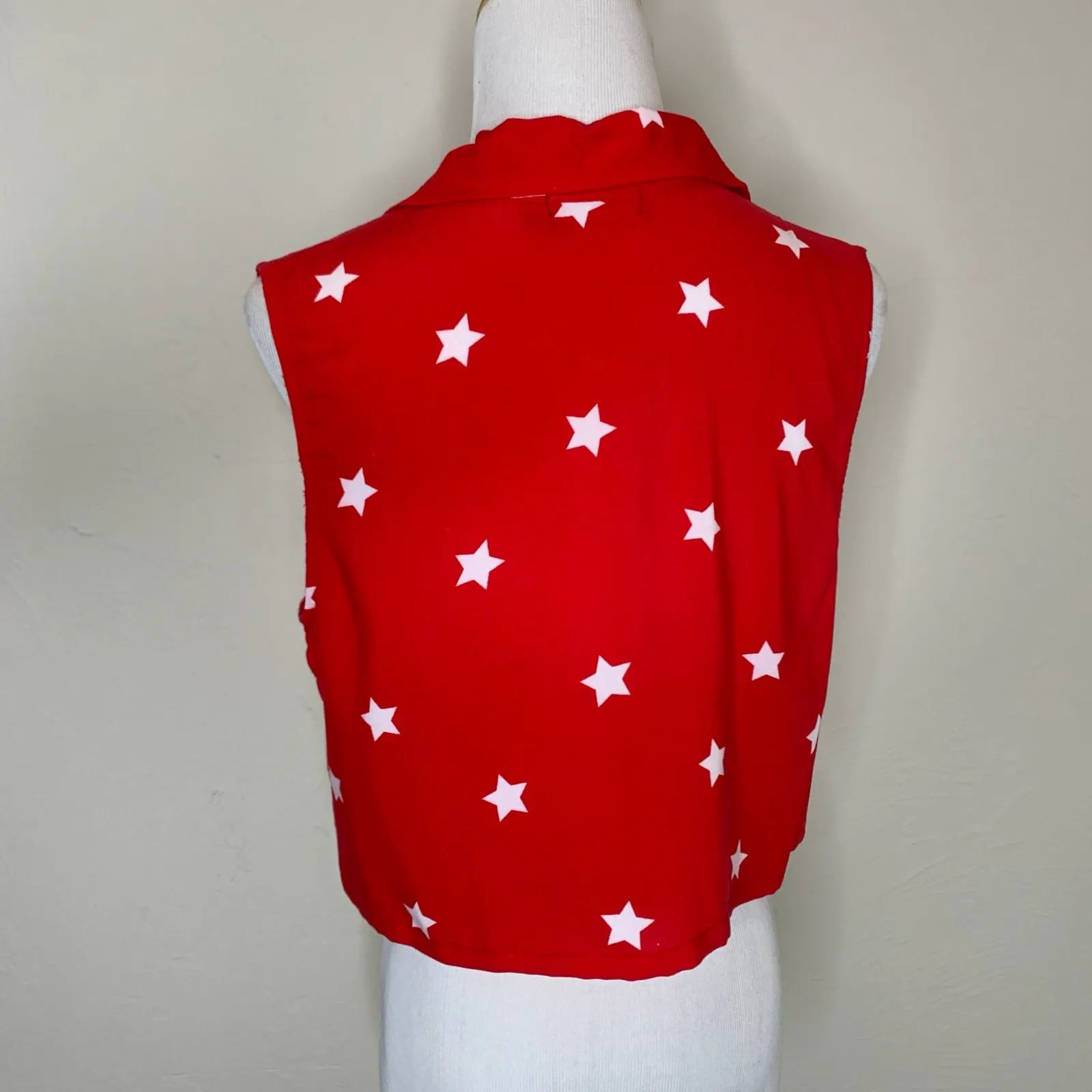 Fifth Sun Red Stars Button Up Sleeveless Top Size Large - Image 2