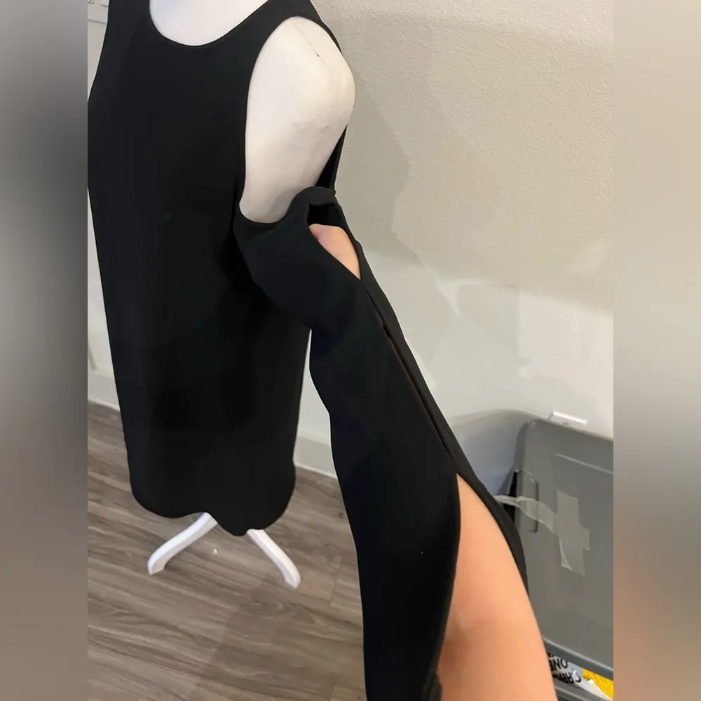 Chic Black One Shoulder Dress with Sleek Silhouette - Image 4