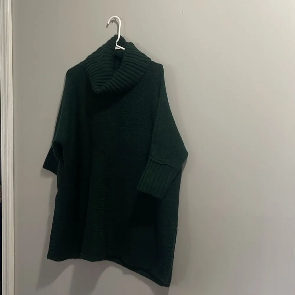 Lou & Grey dark green long oversized sweater with slits in side and crowl neck - Image 3