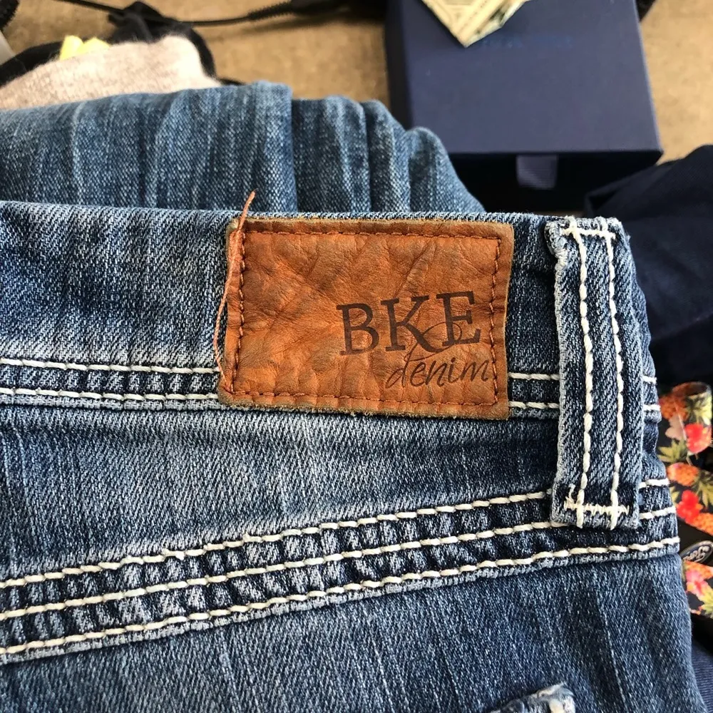 BKE womens culture Pettera 24” crop with 3” cuff blue 27 - Image 3