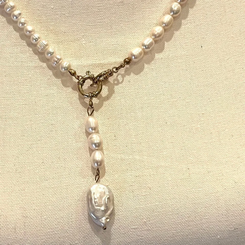 Pearl and Paperclip Chain Necklace Double Señorita Clasp GoldTone Long Lariat White - Image 3