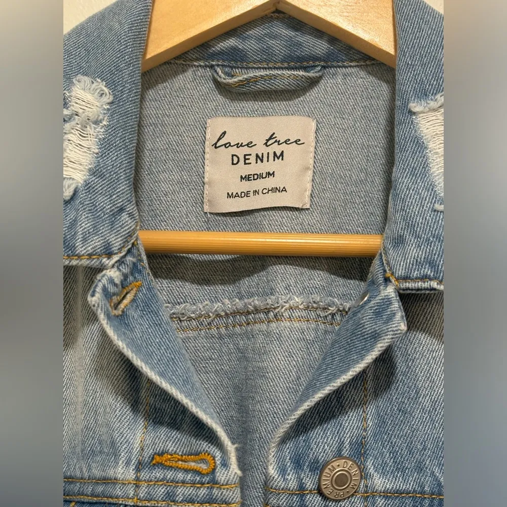 Love Tree Denim Distressed Jean Jacket Size Medium - Image 4