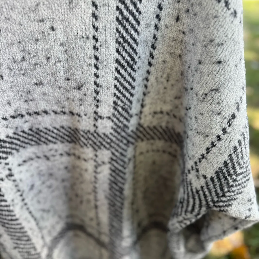 Treasure & Bond Light Gray V-Neck Sweater - Image 6