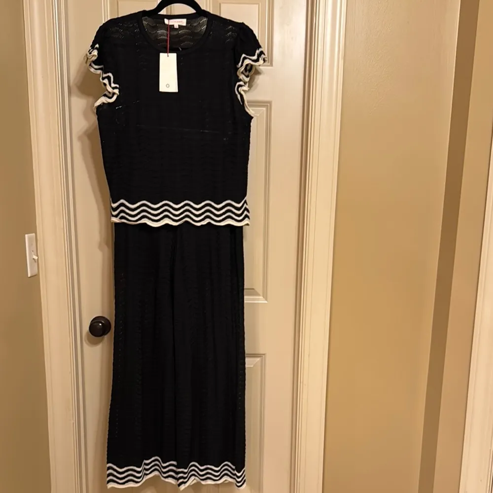 Solitaire Black and White Crochet Set with Scalloped Sleeves - Image 2