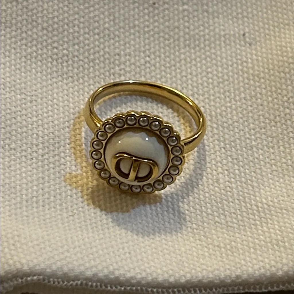 Dior PETIT CD BAROQUE RING Gold-Finish Metal with White Resin Pearls Latte Glass - Image 8