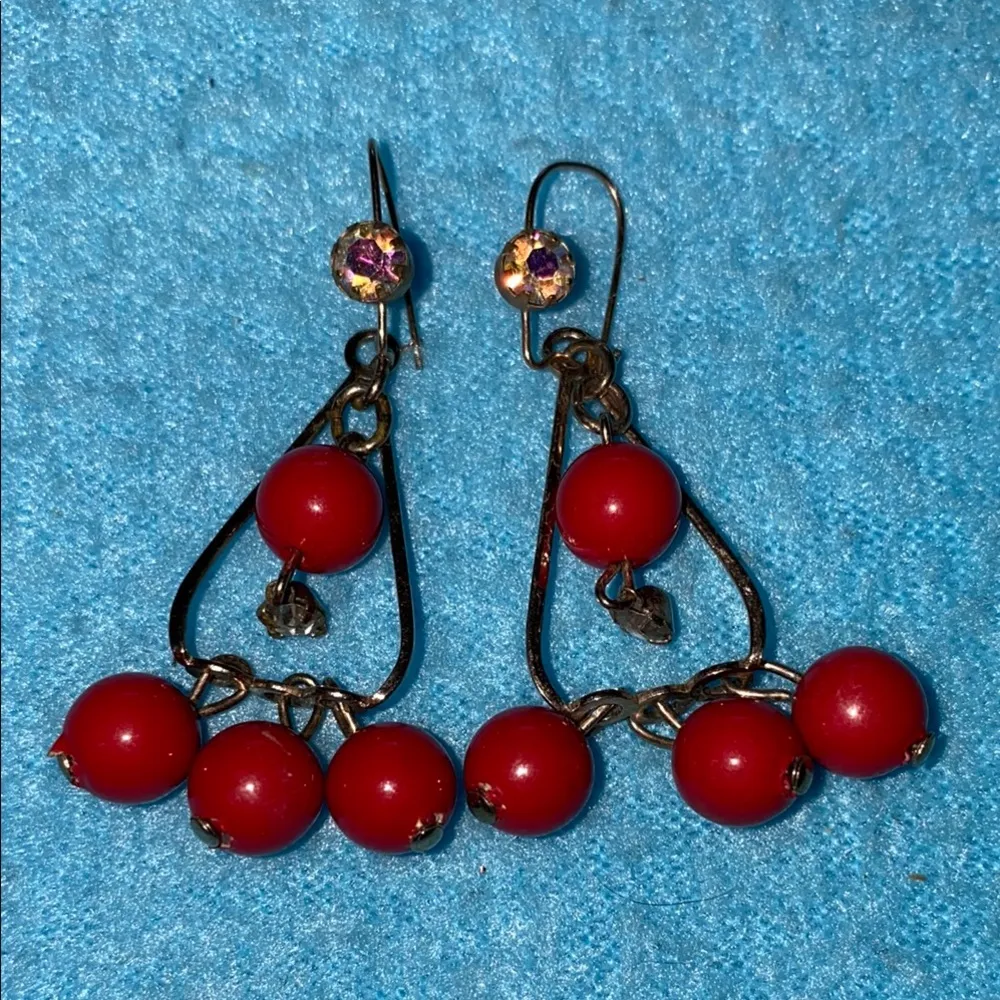 VINTAGE 1960’s red beads rhinestones gold tone pierced dangling earrings retro - Image 2