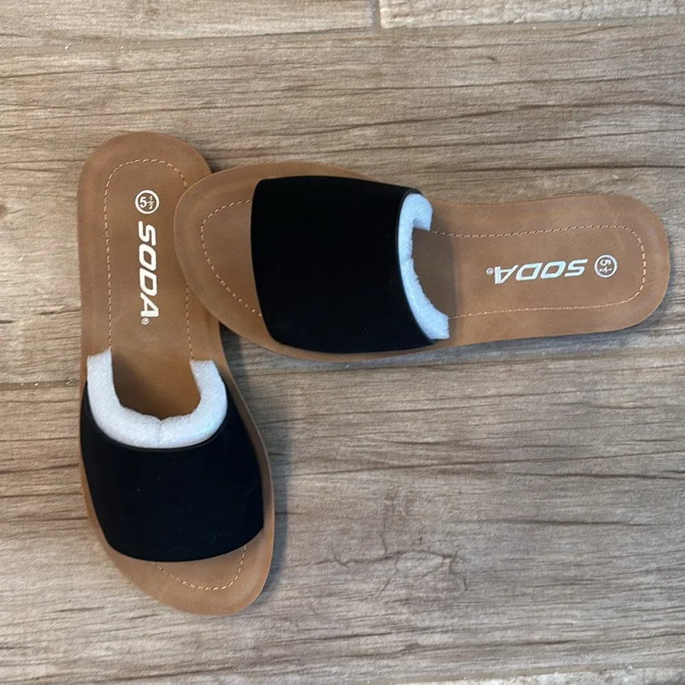 Soda Women's Black Slide Sandals. NWOT. Boutique item - Image 2