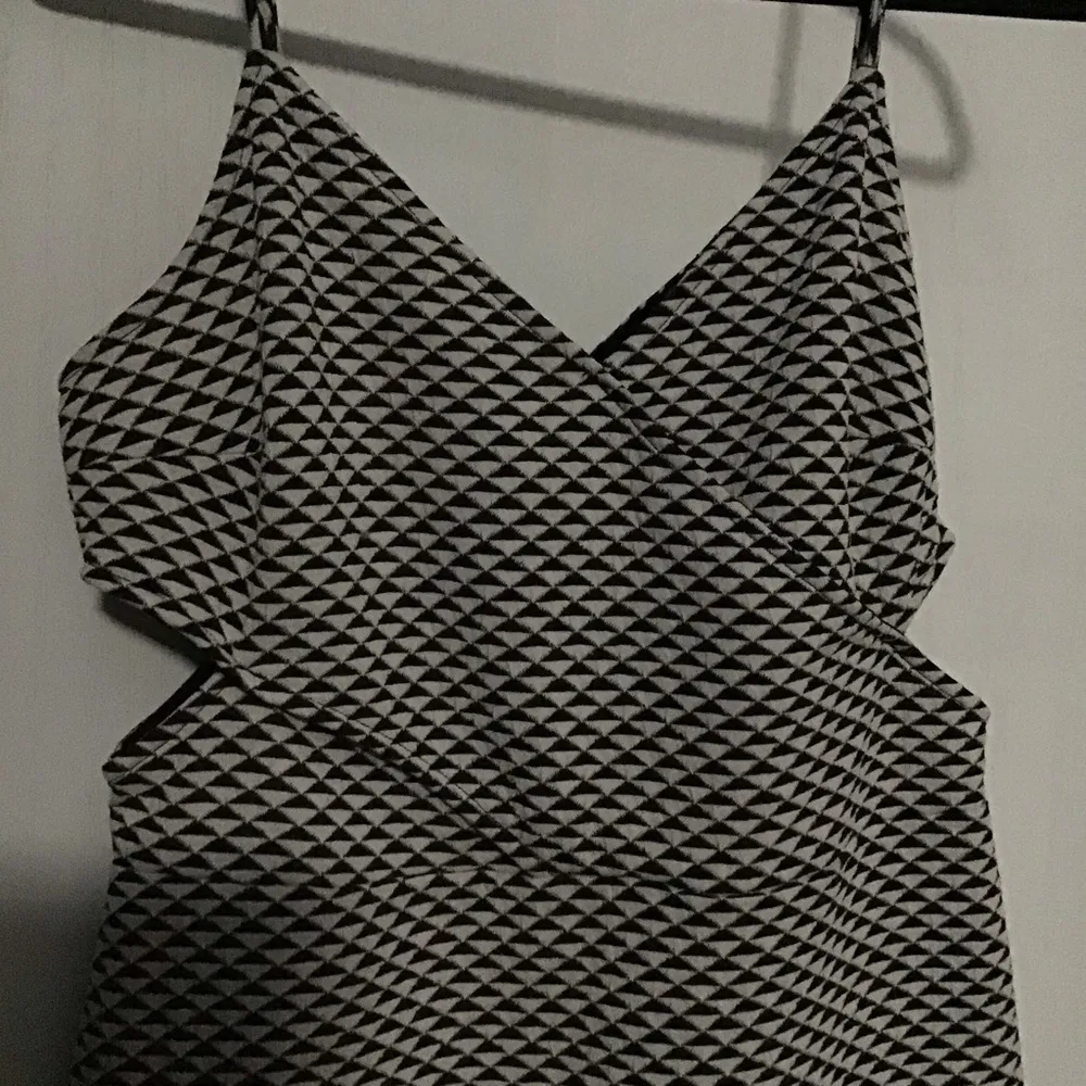 H&M Crossover Cutout sides dress - Image 6