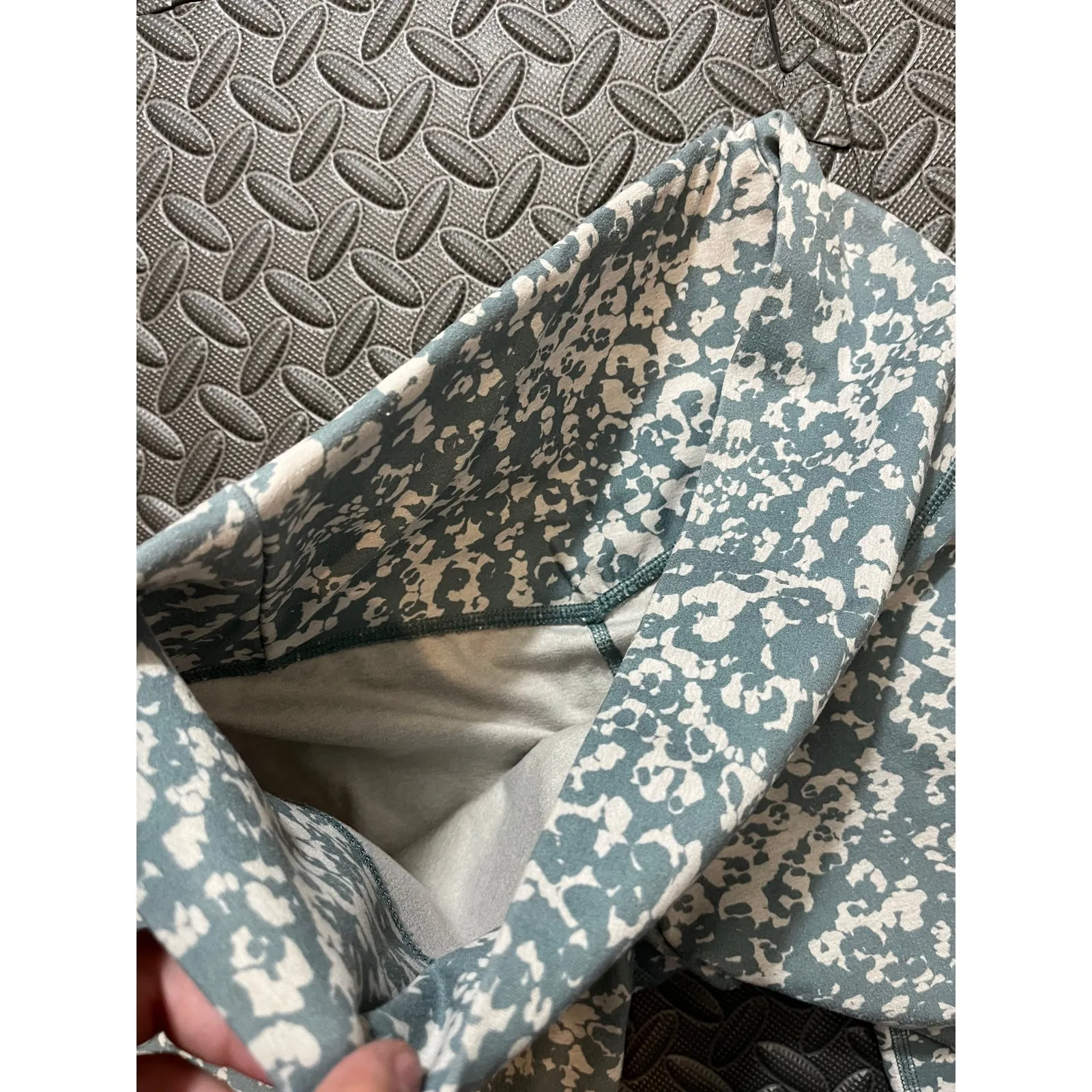 Vuori Women’s Clean Elevation Legging “Light Stone‎ Bloom” Athletic Size Large - Image 4