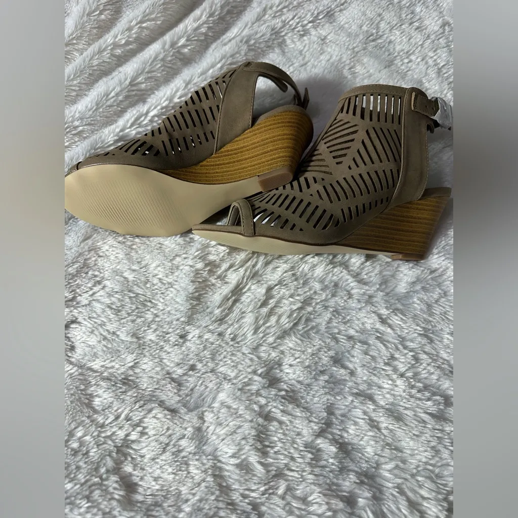 Shoe Dazzle light brown/tan Cutout Ankle wedge Heels Tan Size 7 - Image 8