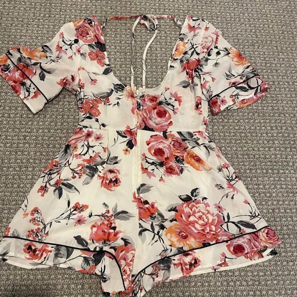 NWT Francescas Trixxi Romper Womena Small Floral V-Neck  Bell Sleeve Shorts - Image 3