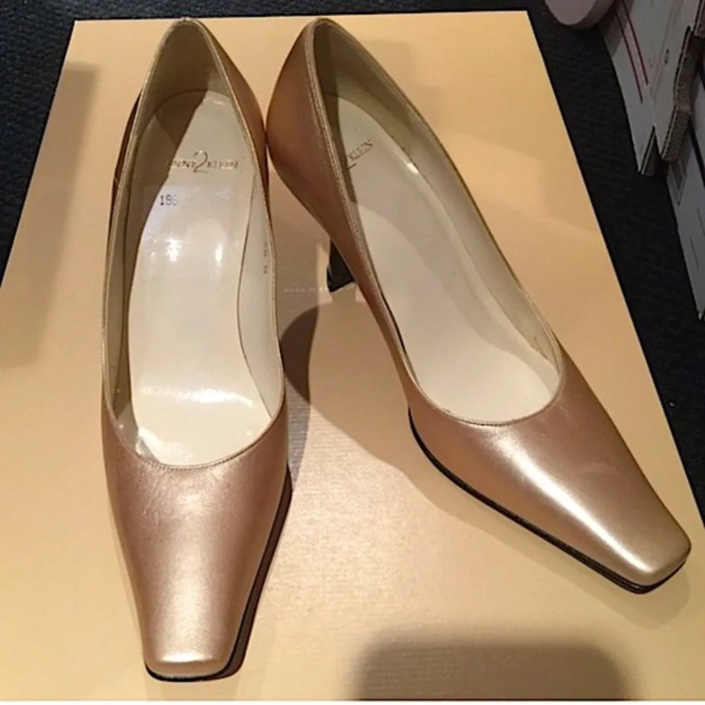 ANNE KLEIN Gold Heel with black shiny heel - Image 4