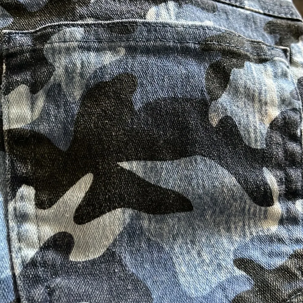 Simon Chang Y2K Blue Camo Metallic Print Hi Rise Cropped Jeans Size 6 - Image 9