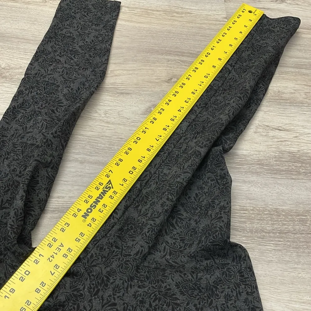 Ann Taylor Factory Gray & Black Floral Print Zip Side Cropped Leggings Size 2 - Image 11