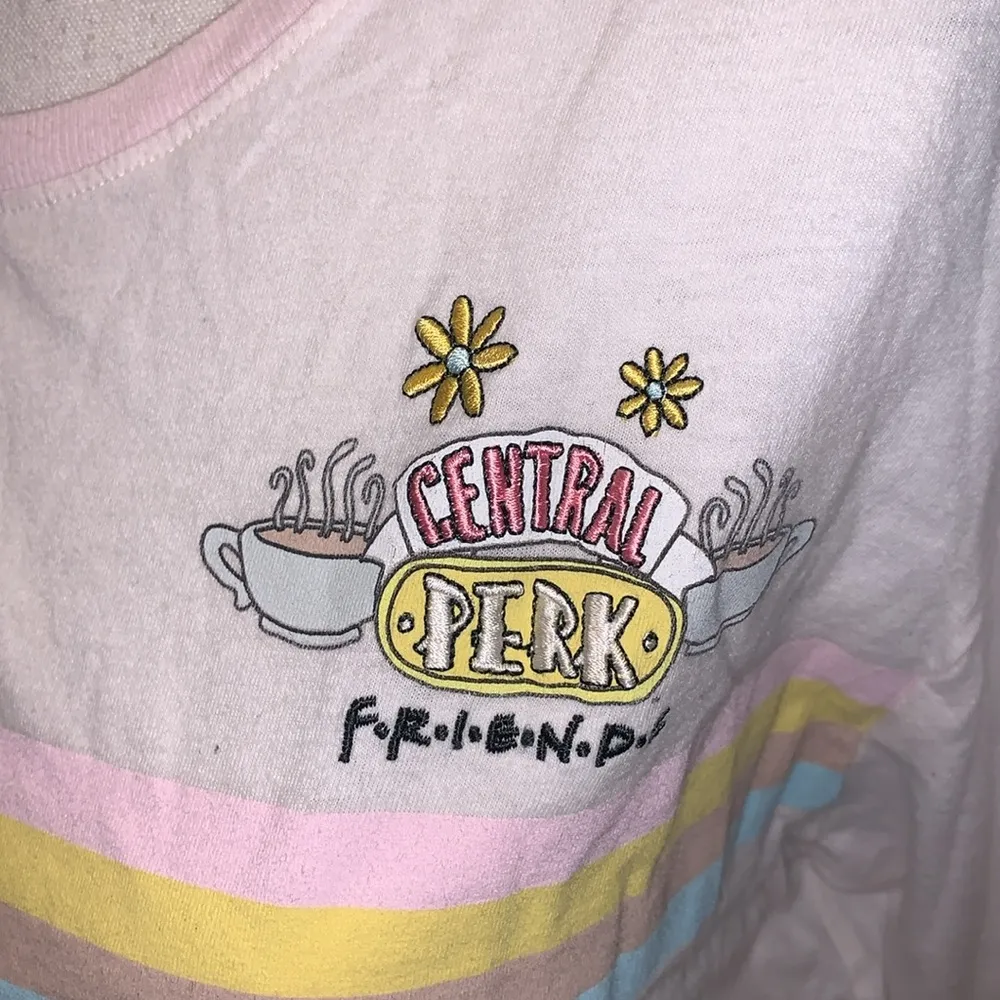 Friends Central Perk white Embroidered long sleeve cropped top Size undefined - Image 2