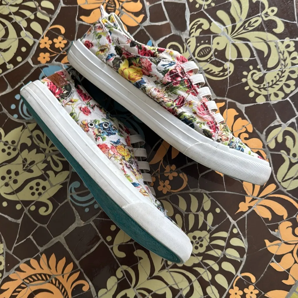 BLOWFISH CANVAS FLORAL WOMANS SNEAKER SZ: 8.5 Pink - Image 2