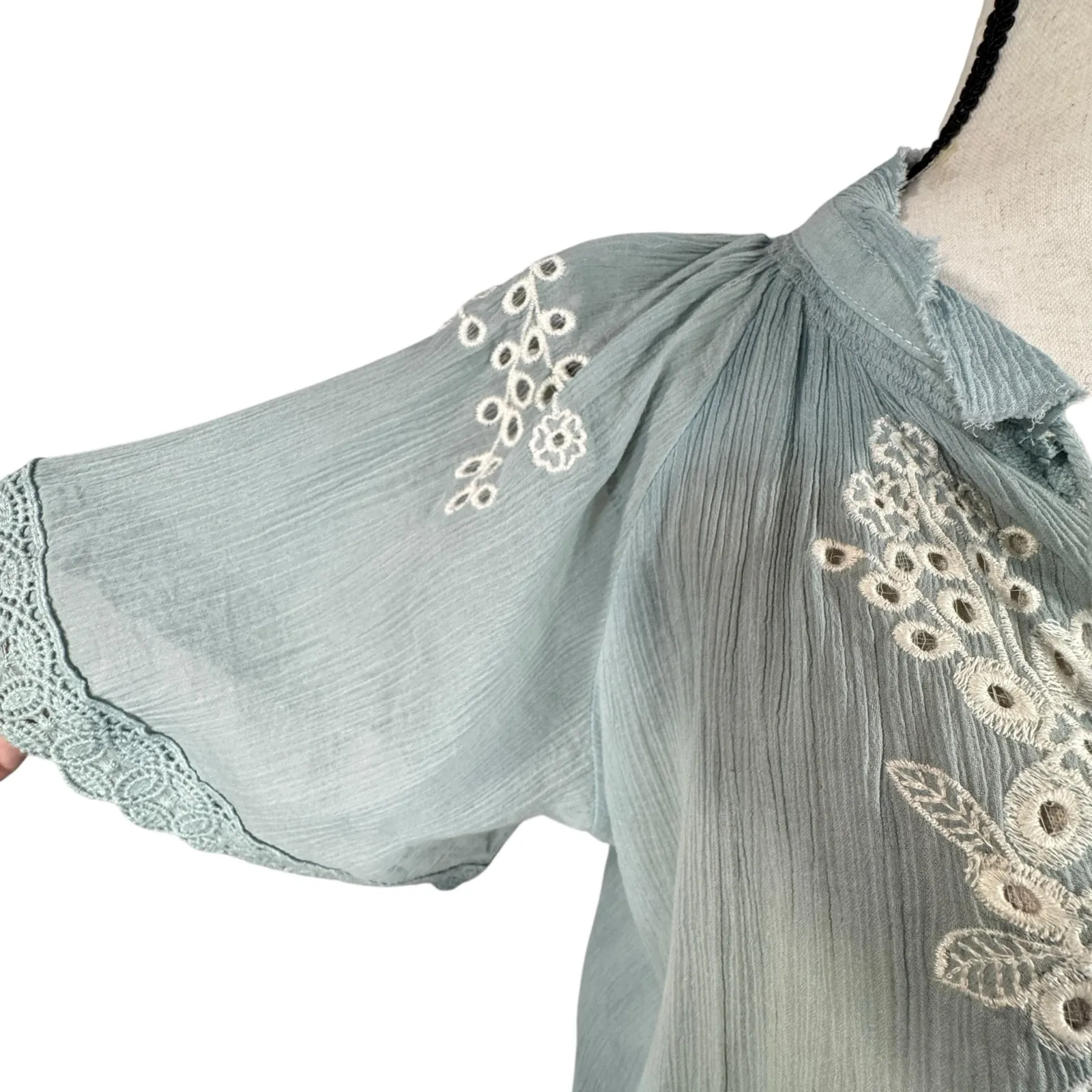 Chelsea & Theodore Medium Top Floral Eyelet Crochet Gauzy V - Image 4