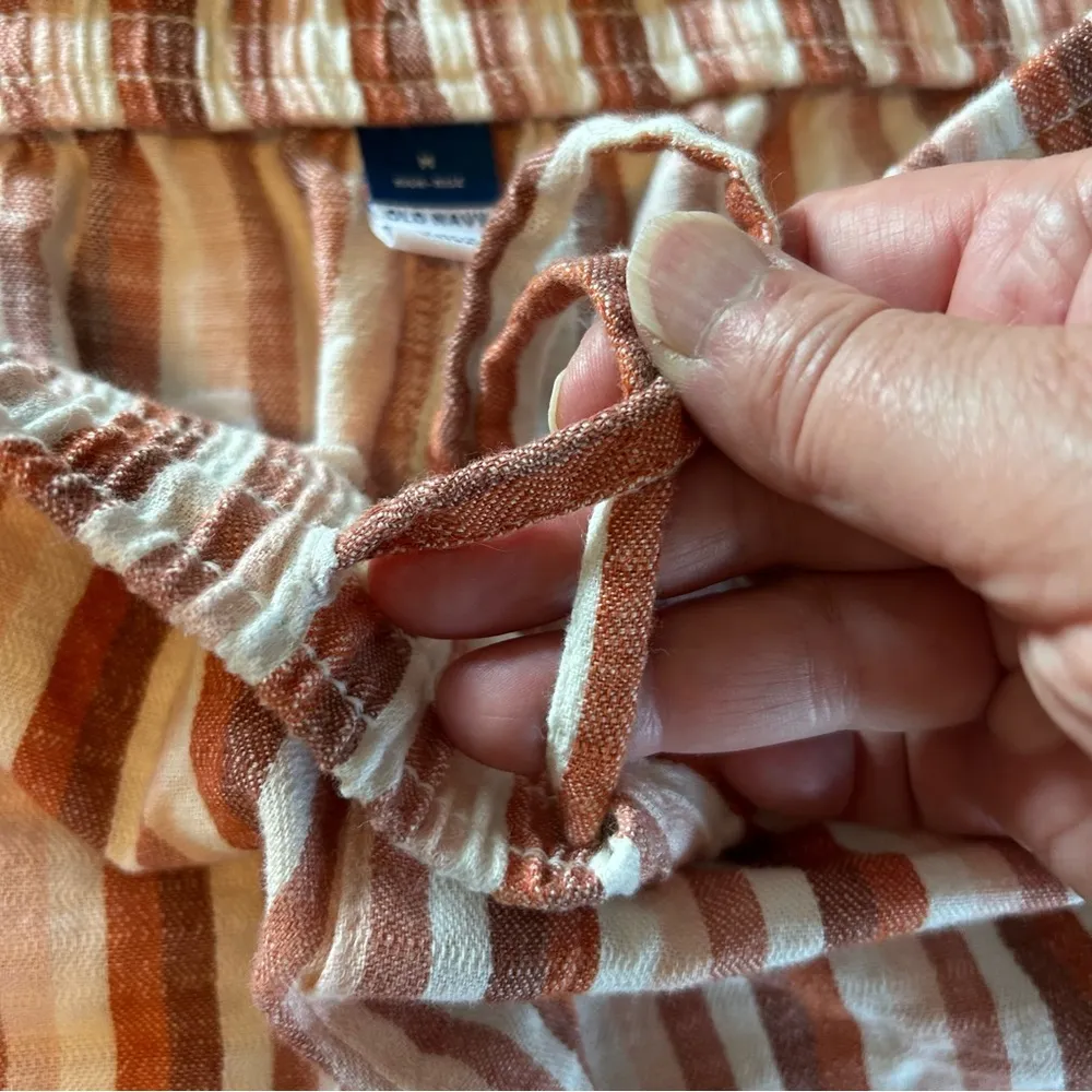 Old Navy Hi-Rise Linen Blend Drawstring Shorts. Size Medium. - Image 3