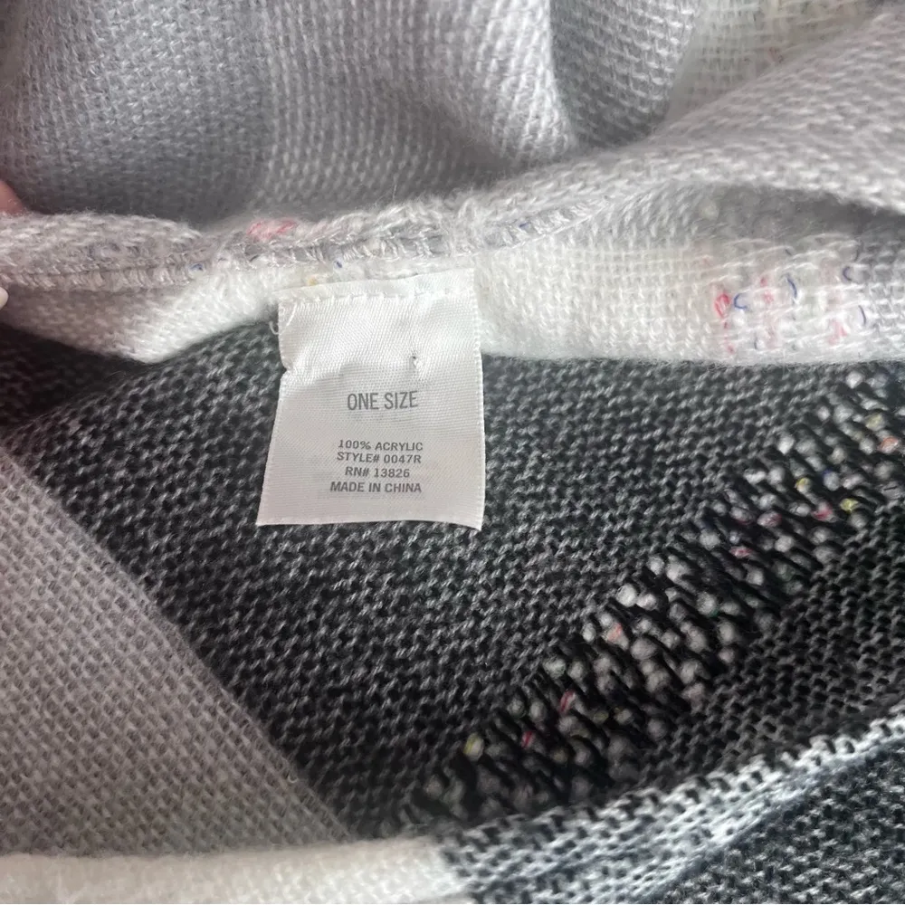 Francesca's Gray and White plaid Wrap OS Shaw - Image 5