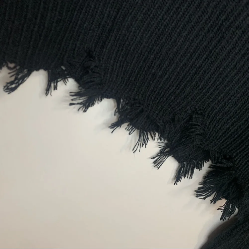 Black knitted sweater. NWOT. Fringed bottom, neckline and sleeve cuffs. Size S - Image 3