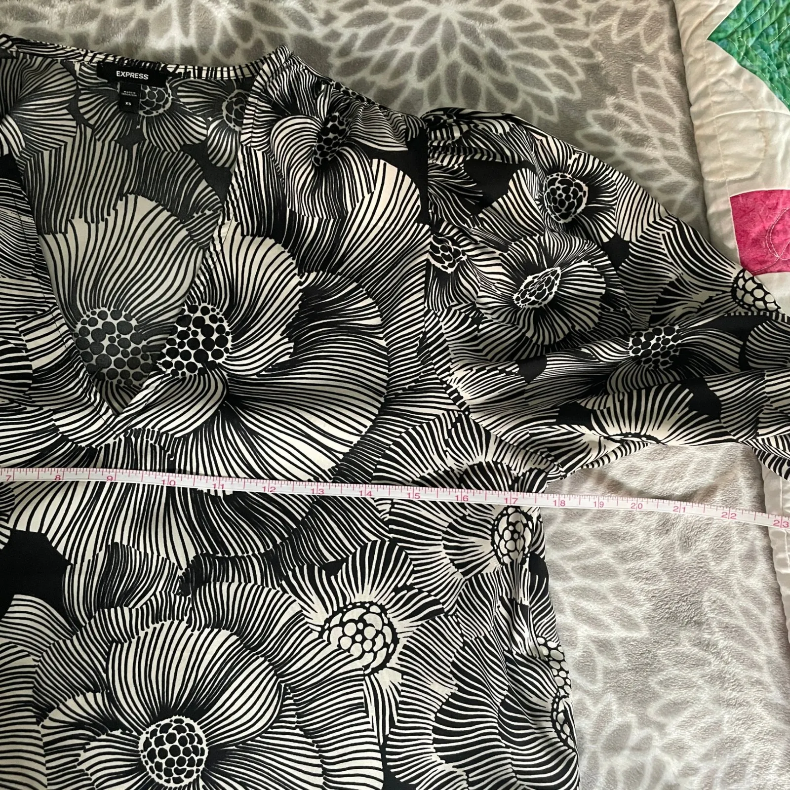 EXPRESS Floral Puff Sleeve Blouse XS Black‎ White Top Bloomcore Corporate Chic - Image 6