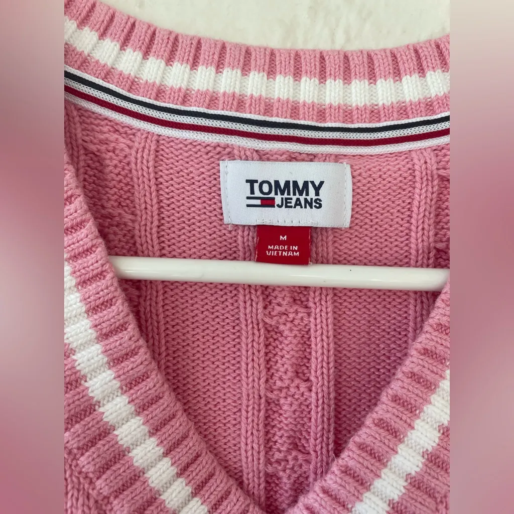 Tommy Hilfiger pink / white cotton cable-knit sweater vest, vneck; size M - Image 3