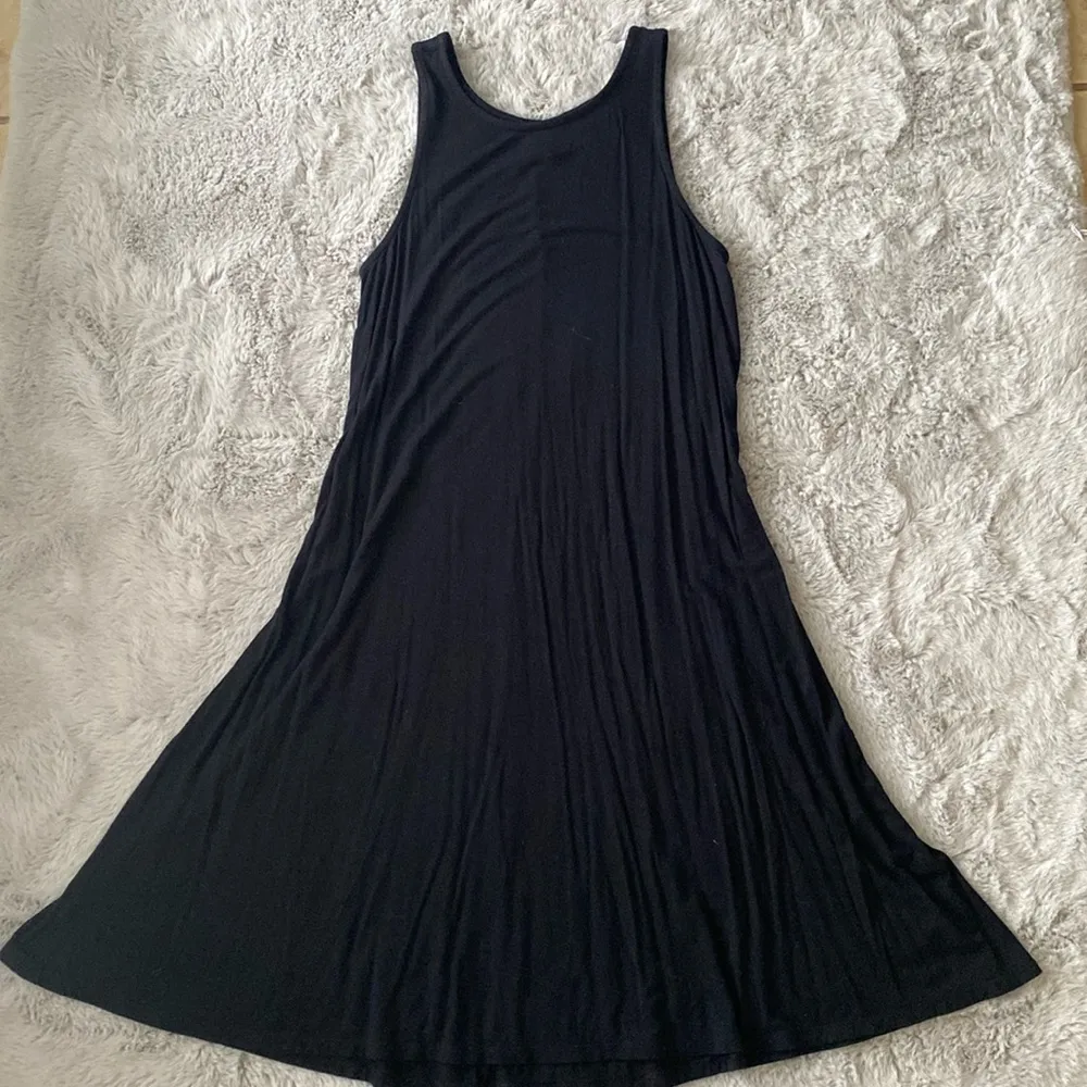 Old Navy Black Basic Flowy Sleeveless Dress size M - Image 4