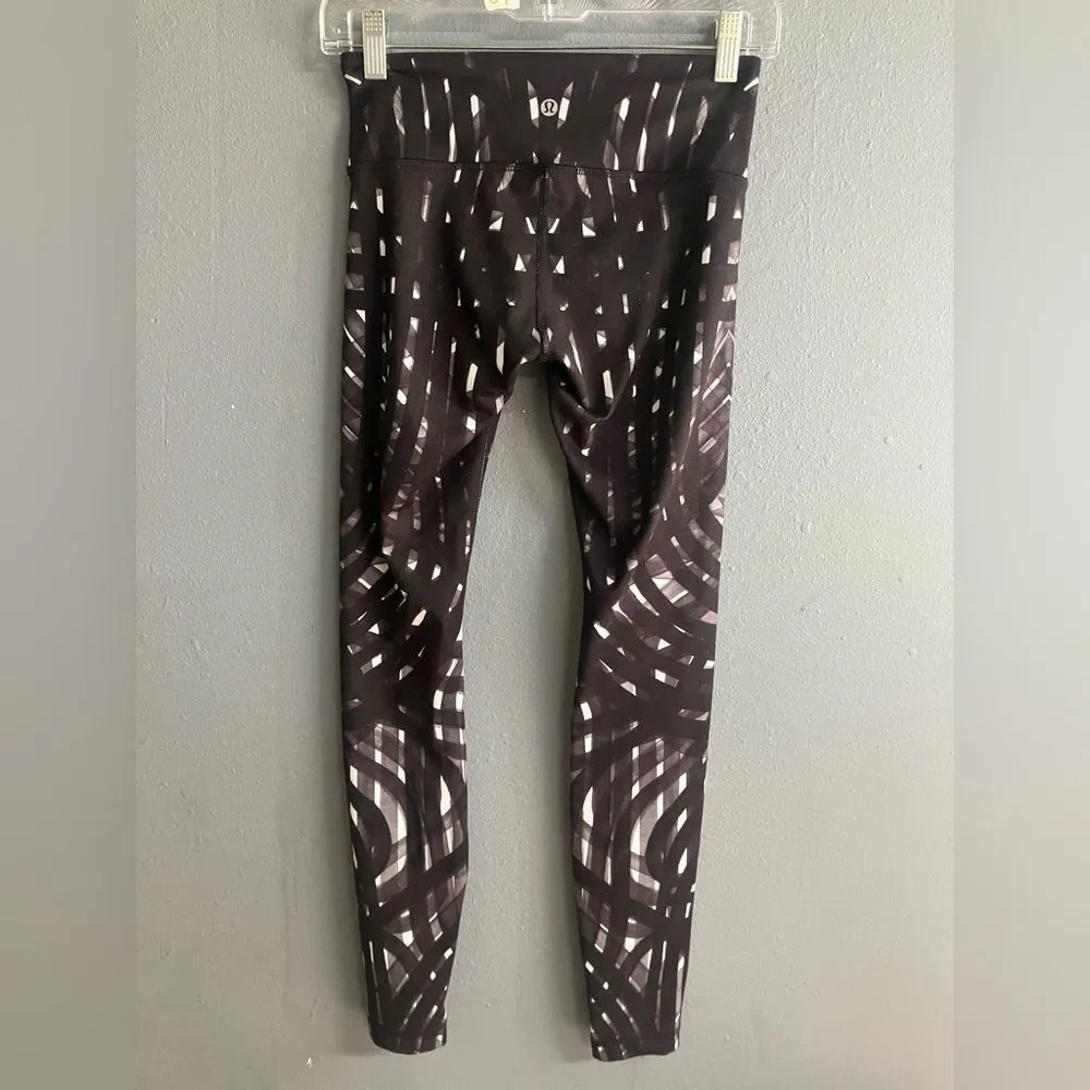 ❌Lululemon Stylish Black and White Leggings size 4 - Image 4