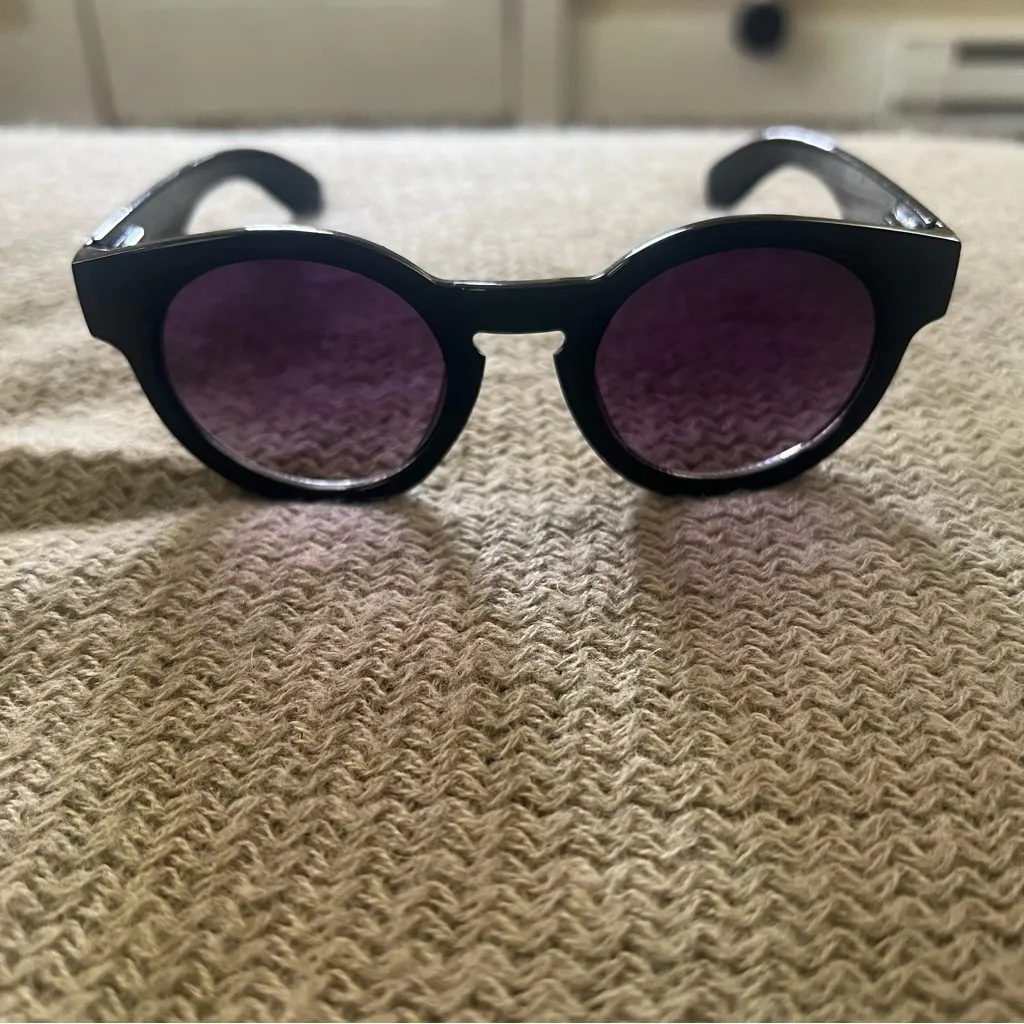 Betsey Johnson  sunglasses - Image 4
