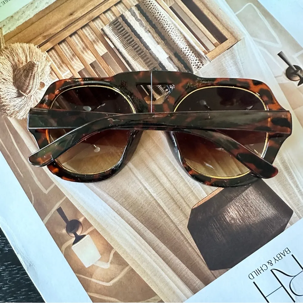 Urban Outfitters  aviator Sunglasses black brown  Oval  Frame UVA Protection Lens - Image 3