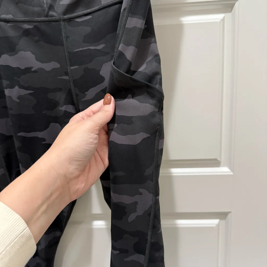 Athleta Ultimate 7/8 Tight Legging in Grey and Black Camo Medium - Image 5