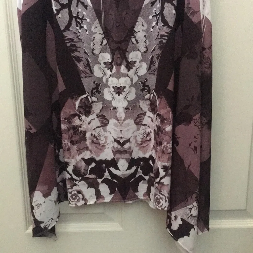 One World FINAL MARKDOWN  double v tank top Small - Image 3