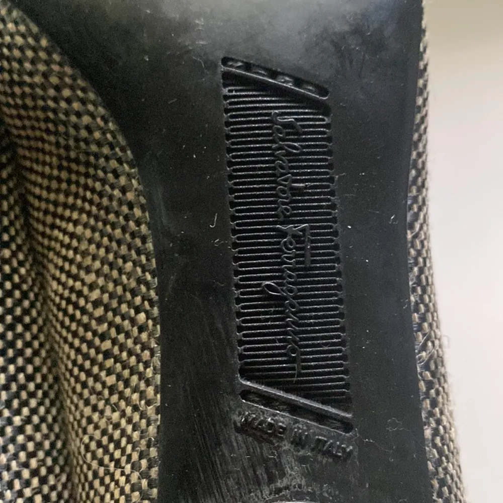 Salvatore Ferragamo black woven bow low stacked slip on heels, size 6 - Image 6