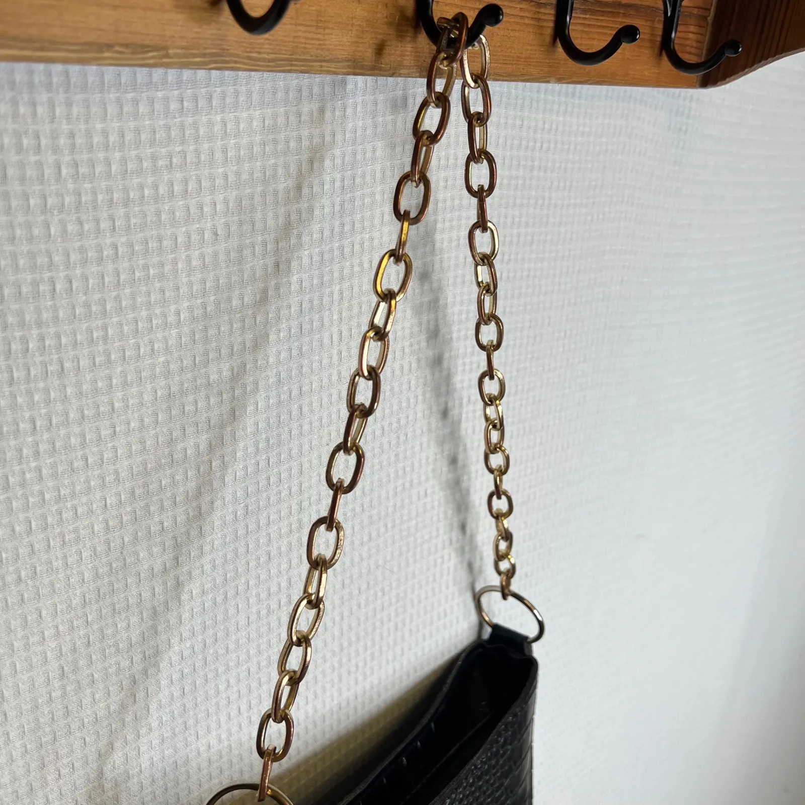 Y2K Black Crocodile Embossed Short Shoulder Bag with Gold Chain Strap - Image 3