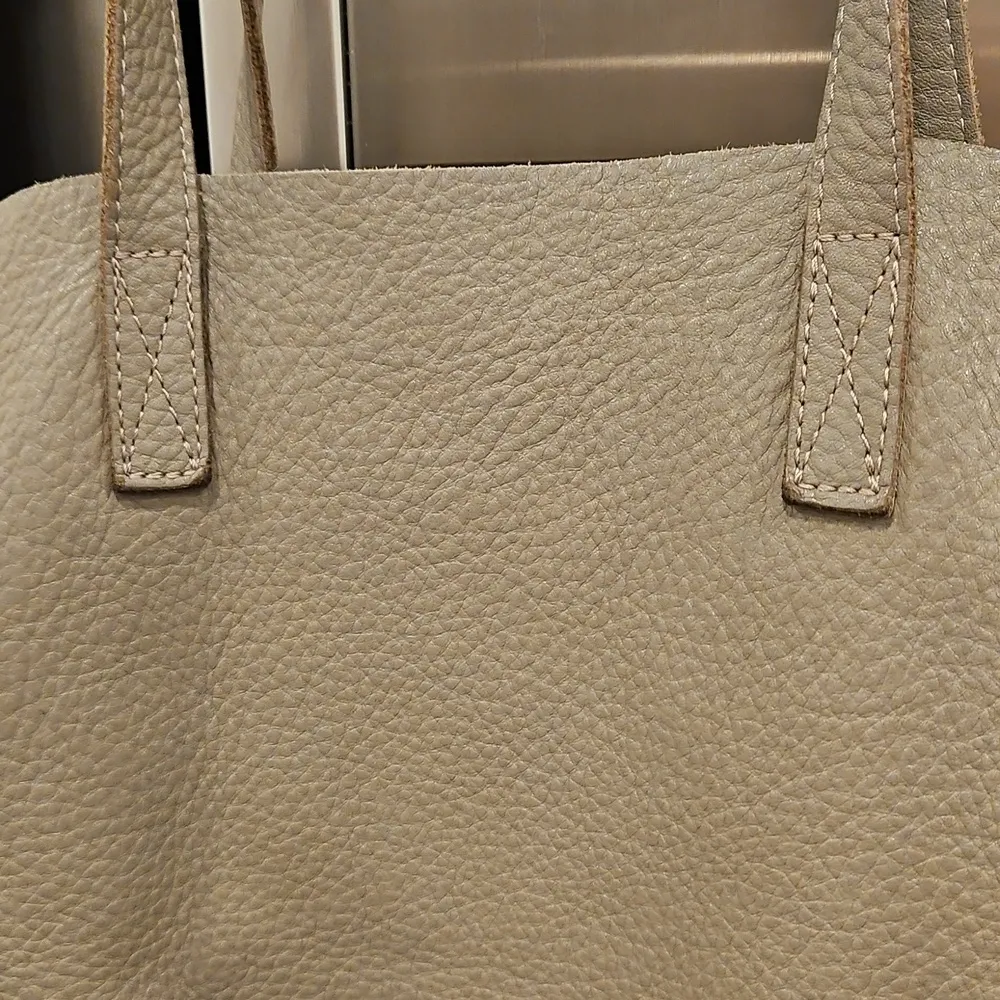 💕CUYANA💕 Pebbled Leather Tall Tote Bag ~ Military Green/Gray - Image 6