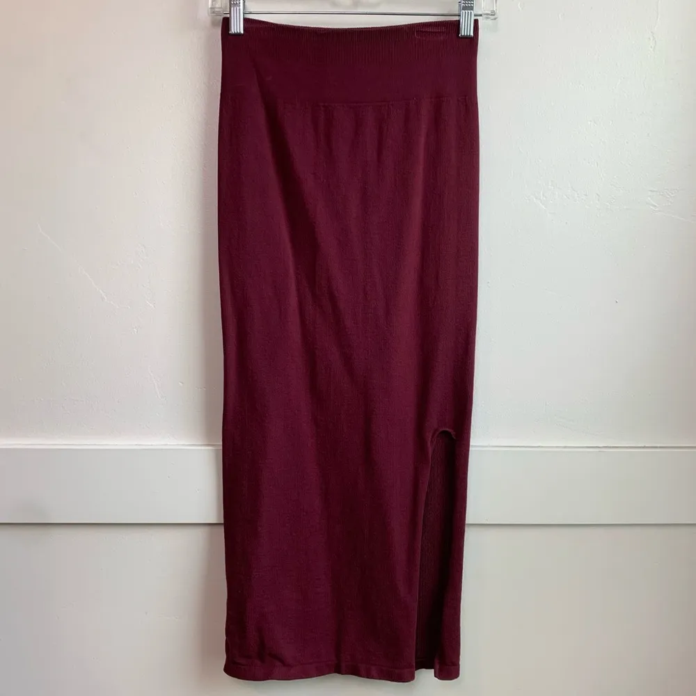 Fabletics Port Wine High-Waisted Ribbed Seamless Skirt - Image 4