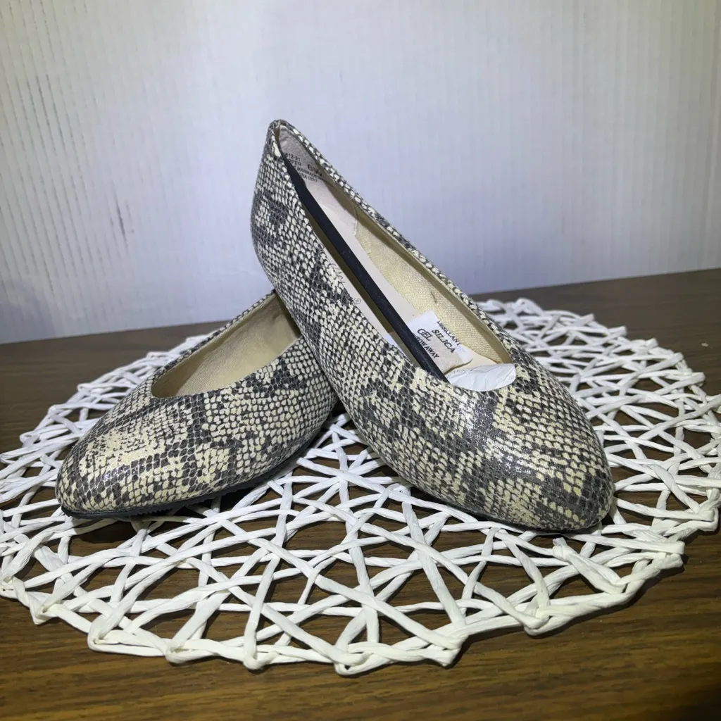 Angel Steps Snake Print Wedge Flats sz 6 W NWOT never worn out Gray - Image 3