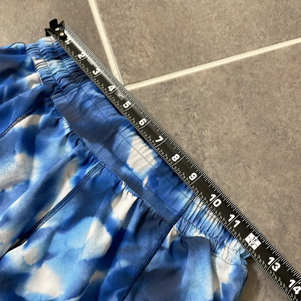 Lululemon Hotty Hot Short II Long 4" size 6 - Image 3