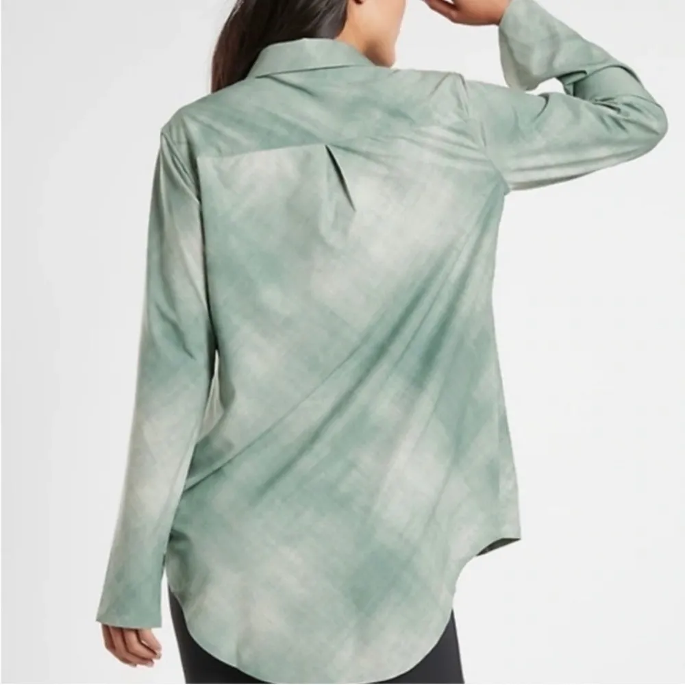ATHLETA Urbanite Printed Button Front Oversized Top Denali Green Sz Small NWOT - Image 3