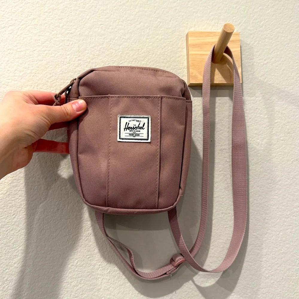 Herschel Cruz Crossbody Bag Light Purple - Image 2