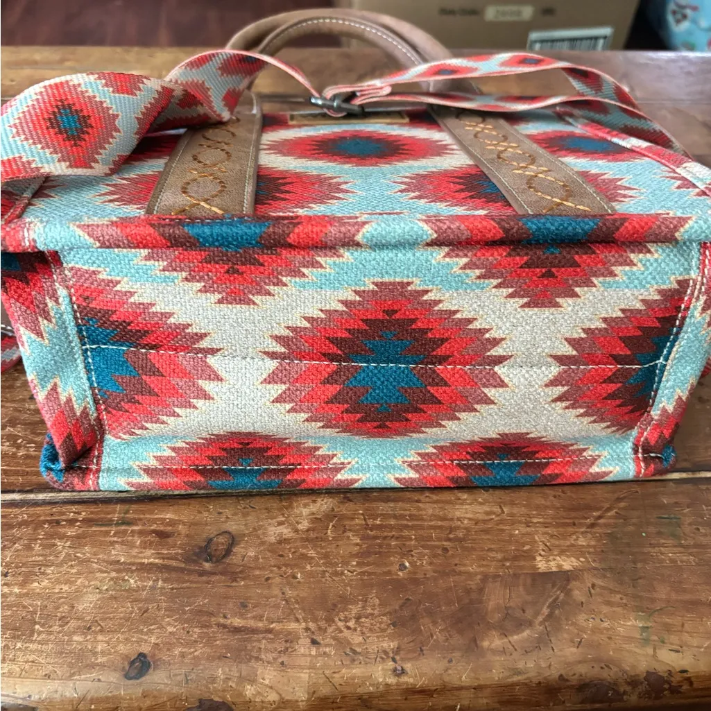 Wrangler Women's Aztec Pattern Tote Bag NWOT - Image 6