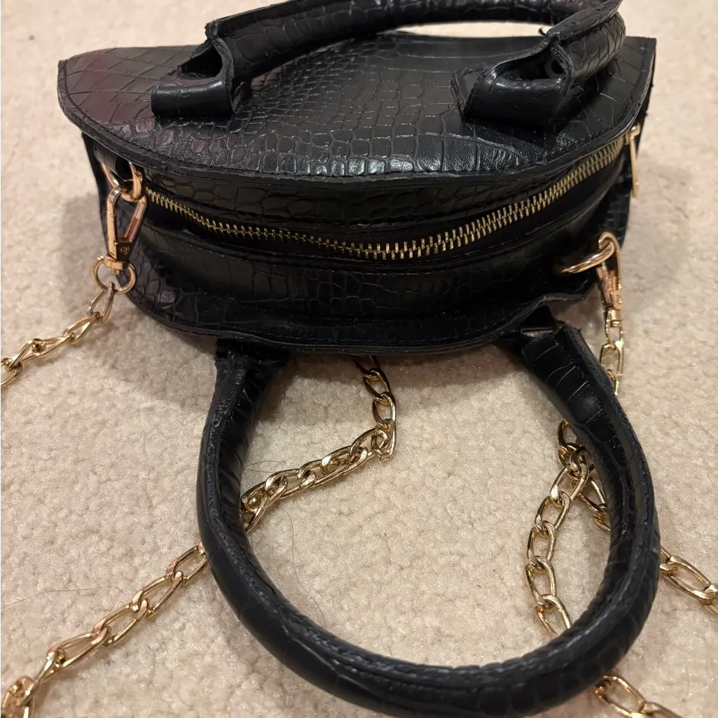 Black Croc-Embossed Handbag with Gold Chain - Image 3