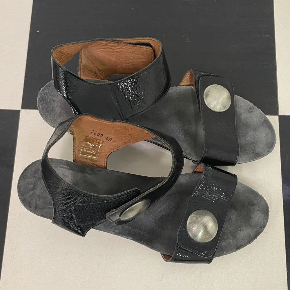 Taos Carousel 3 black patent leather Sandals wedge womens size 40/ 9 - Image 2