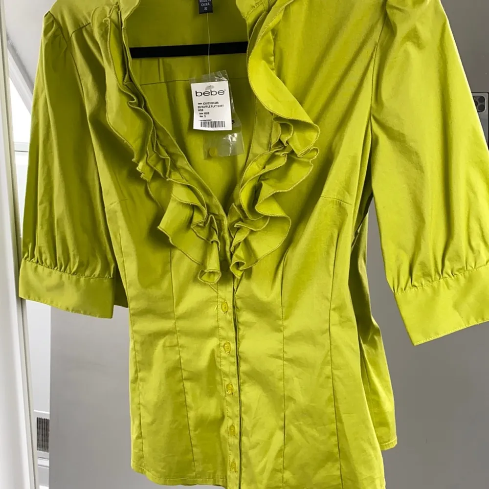 🆕BEBE GREEN RUFFLE V NECK BLOUSE BELT - Image 3