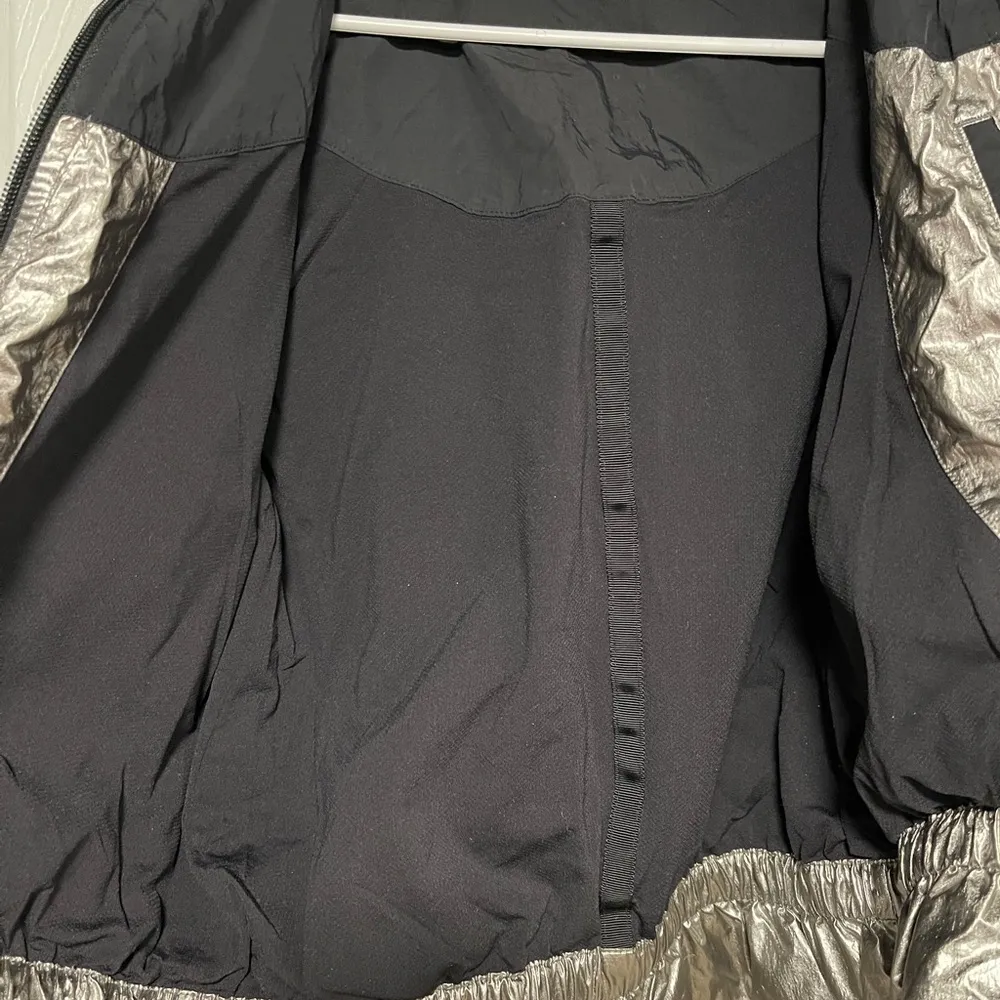 Lululemon stronger as one jacket - Image 7