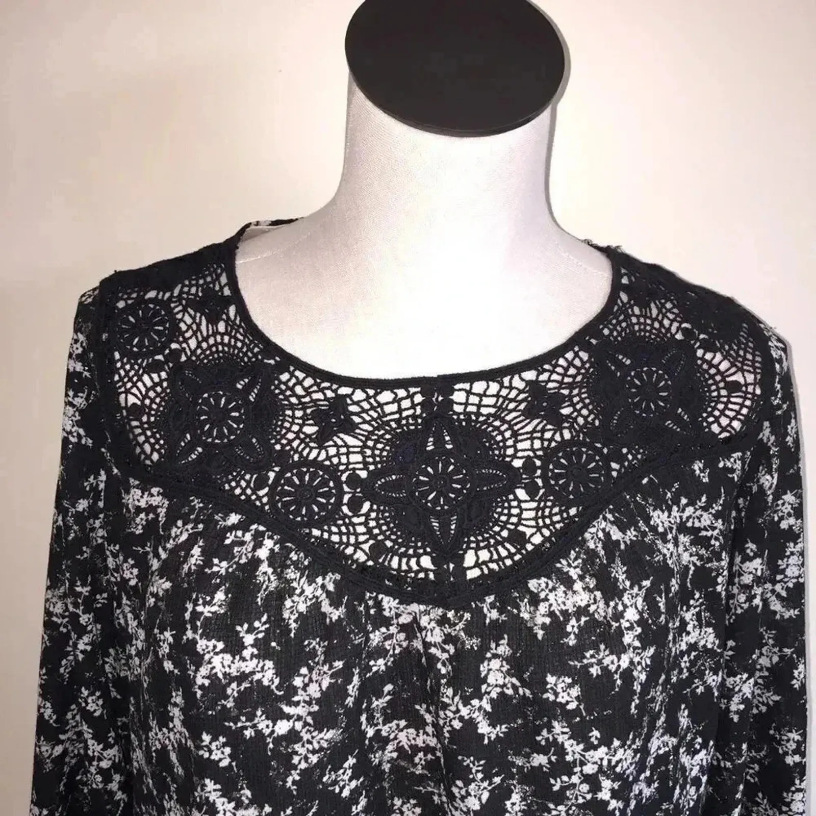 Xhilaration black floral print top with crochet yoke Size M - Image 3